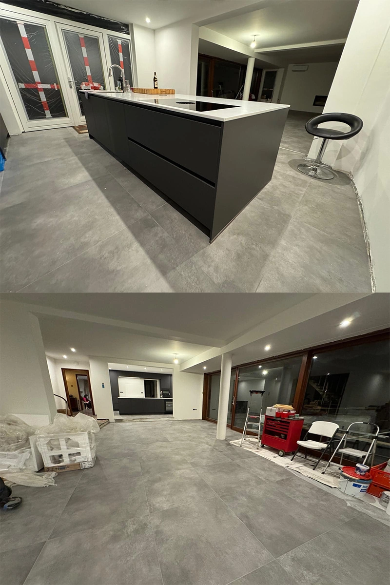 Lichte, open woonkamer en keuken met luxe uitstraling dankzij grote vloertegels van 120x120 cm, verzorgd door VDB Tegelwerk.