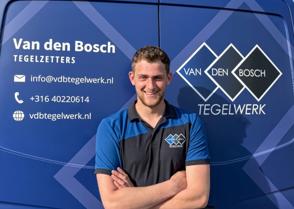 Roy van den Bosch, ervaren tegelzetter van VDB Tegelwerk, voor zijn bedrijfsbus met logo, actief in badkamers, keukens en renovaties.