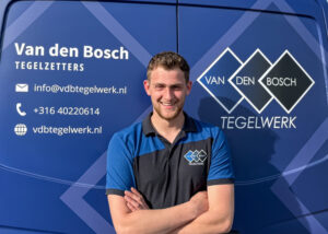 Roy van den Bosch, ervaren tegelzetter van VDB Tegelwerk, voor zijn bedrijfsbus met logo, actief in badkamers, keukens en renovaties.