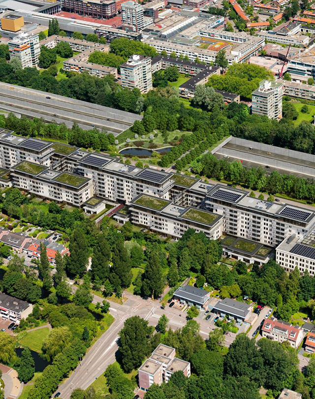 Luchtfoto van appartementencomplex The Mayor in Amstelveen, luxe transformatie van voormalig KPMG-hoofdkantoor