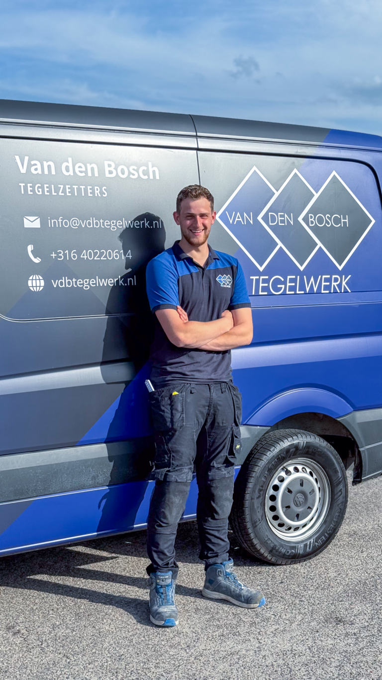 VDB Tegelwerk tegelzetter voor de werkbus tijdens een klus in Amsterdam