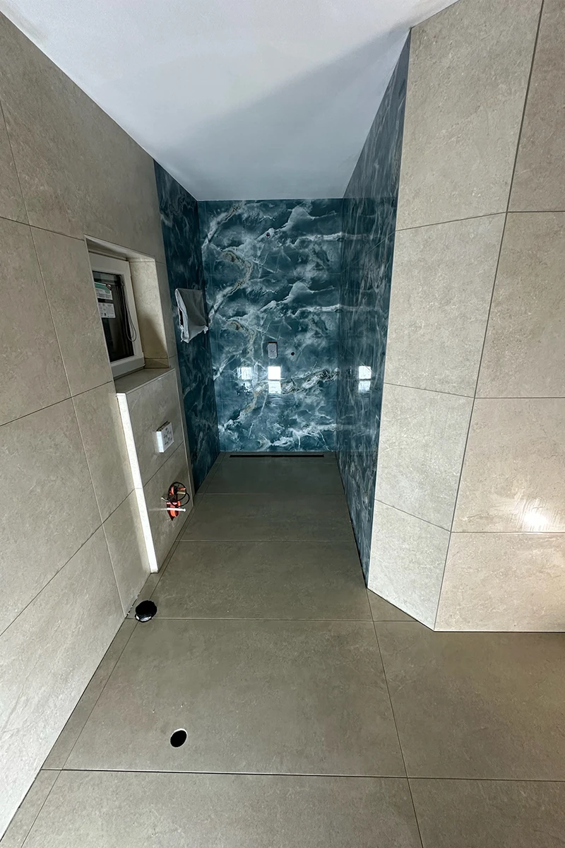 Blauw marmerlook wandtegels 120 bij 60 en beige bruin marmerlook vloer in badkamer Abcoude – VDB tegelwerk - tegelzetter in gemeente De Ronde Venen