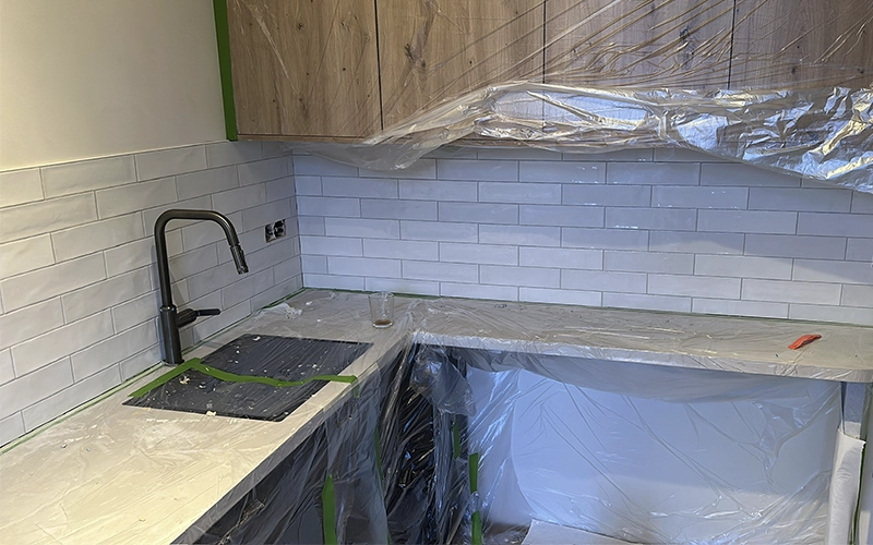 l-keuken-betegelen-amsterdam-witte-tegels