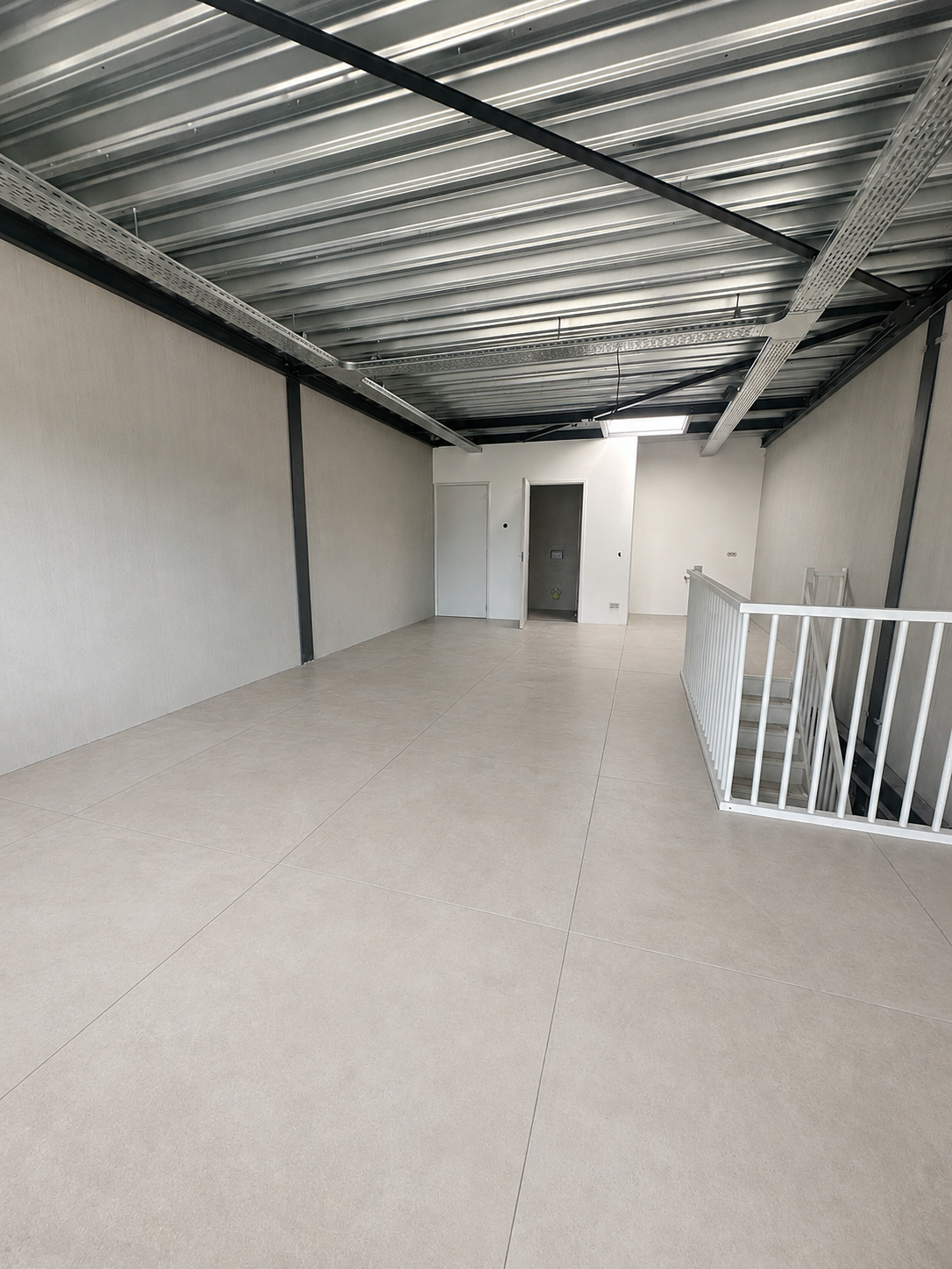 Moderne kantoorruimte met 120x120 betonlook vloertegels voor een ruimtelijke uitstraling