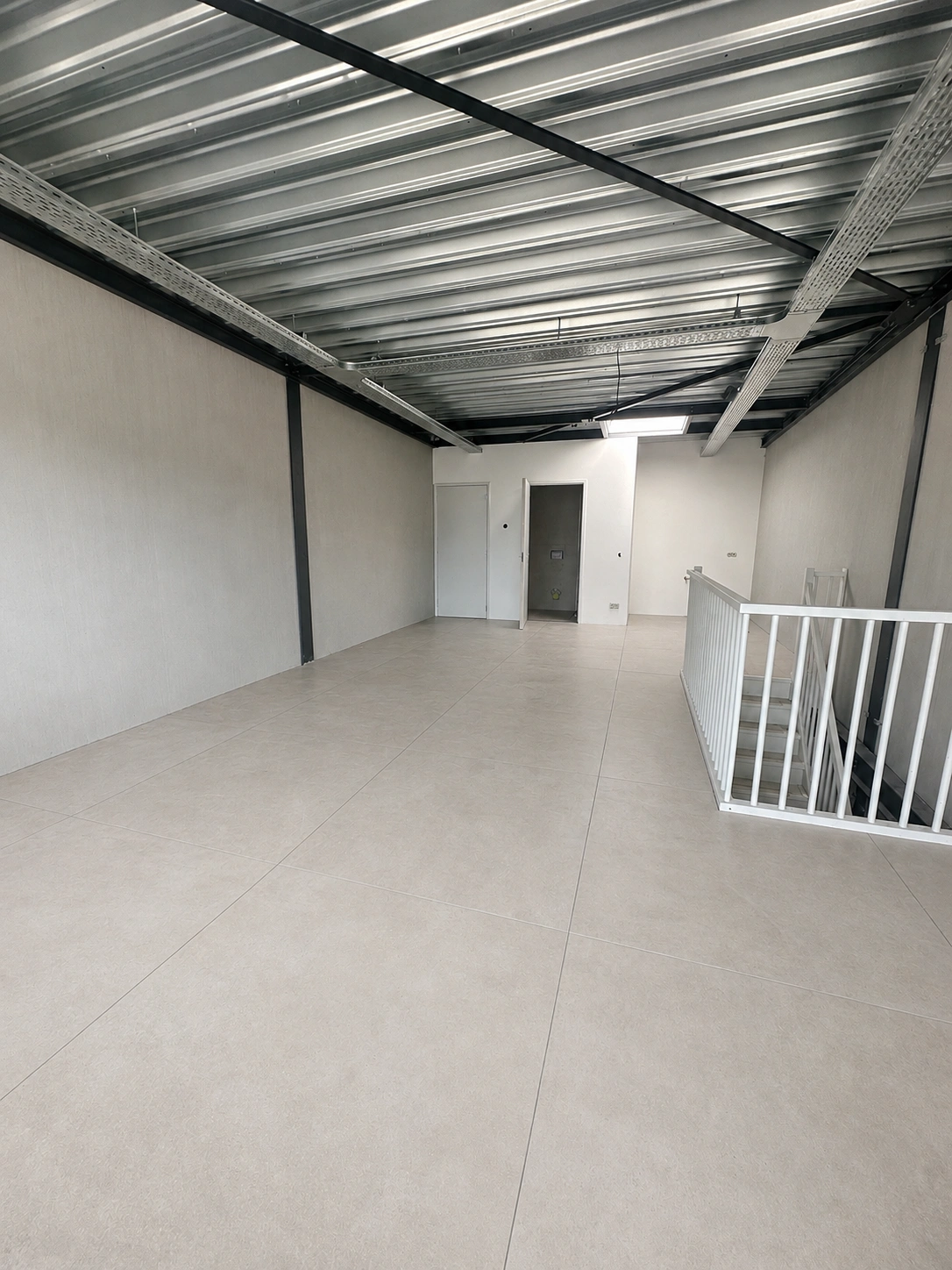 Moderne kantoorruimte met 120x120 betonlook vloertegels voor een ruimtelijke uitstraling