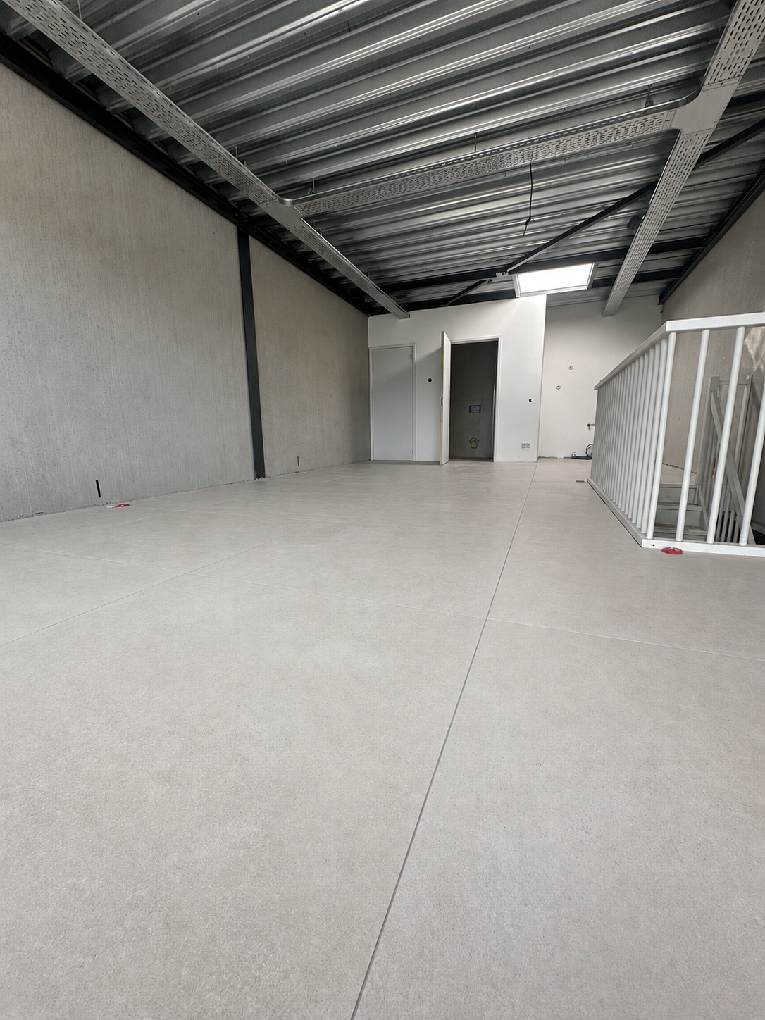 Moderne kantoorruimte met 120x120 betonlook vloertegels voor een ruimtelijke uitstraling