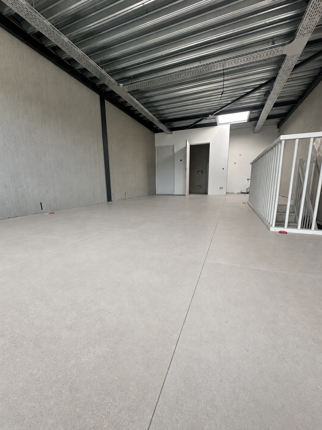 Moderne kantoorruimte met 120x120 betonlook vloertegels voor een ruimtelijke uitstraling