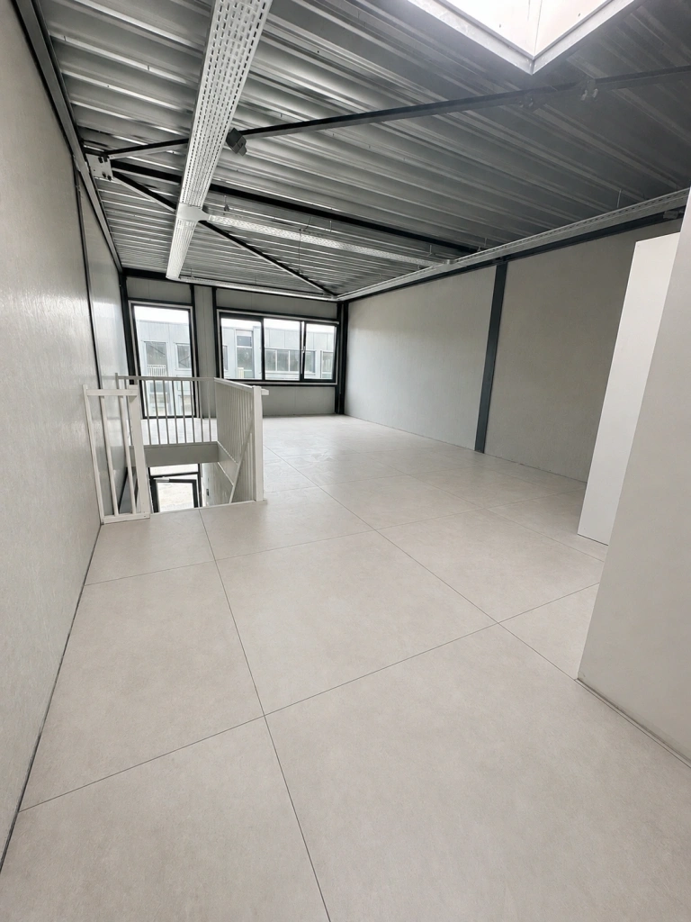 Moderne kantoorruimte met 120x120 betonlook vloertegels voor een ruimtelijke uitstraling